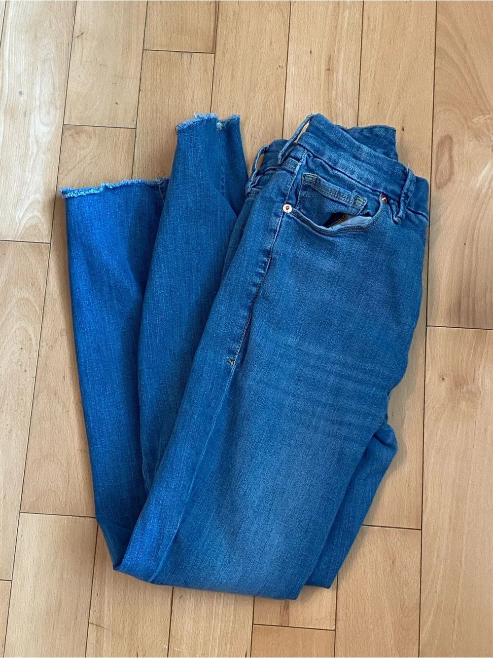 Good American Good Legs Crop Raw Hem Skinny Jeans Size 6/28 Medium Wash Stretch